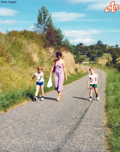 After his mom’s death, a son found a childhood photo of her with a boy who looked just like him