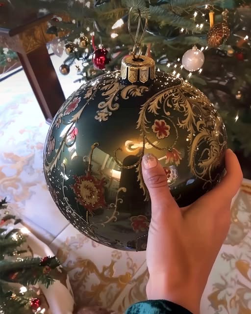 Woman Finds Christmas Ball at Flea Market, Accidentally Breaks It and Sees Note with an Address