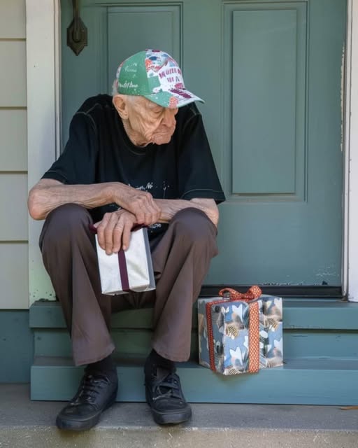 Lonely Old Man Invites Family to Celebrate His 93rd Birthday, but Only a Stranger Shows Up