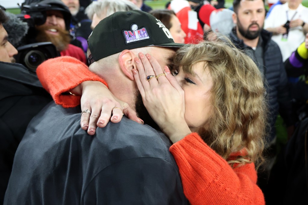 Bettors rushed to FanDuel to wager no ring on Taylor Swift's left finger. 